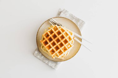 Beyaz masada bir yığın Belçika waffle 'ı. Üst görünüm