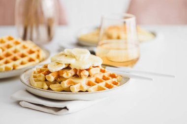 Beyaz masada muzlu Belçika waffle 'ları ve konsantre süt.