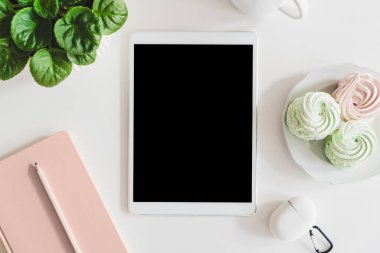 Boş ekran, defter, kahve fincanı, yiyecek ve bitki içeren dijital tablet. Üst Manzara. Düz yatıyordu