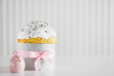 Geleneksel Paskalya pastası ya da beyaz masada tavuk heykelciği olan tatlı ekmek. Ön görünüm