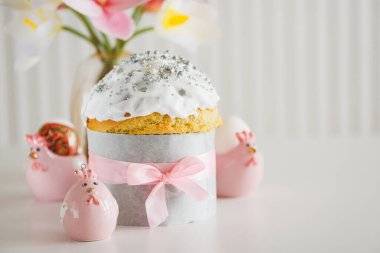 Geleneksel Paskalya pastaları ya da beyaz masada tavuk heykelcikleri ve yumurtalı tatlı ekmek. Ön görünüm