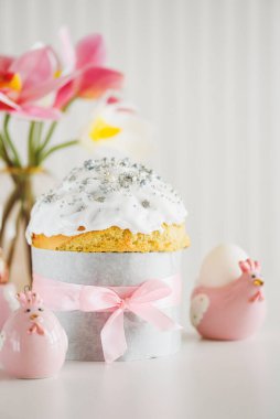 Geleneksel Paskalya pastaları ya da beyaz masada tavuk heykelcikleri ve yumurtalı tatlı ekmek. Ön görünüm