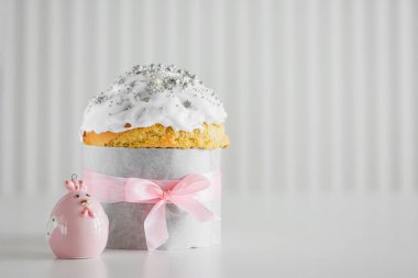 Geleneksel Paskalya pastası ya da beyaz masada tavuk heykelciği olan tatlı ekmek. Ön görünüm