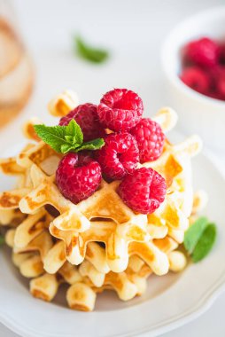 Beyaz ahşap masada taze böğürtlenli ev yapımı Belçika ricotta waffle 'ı.