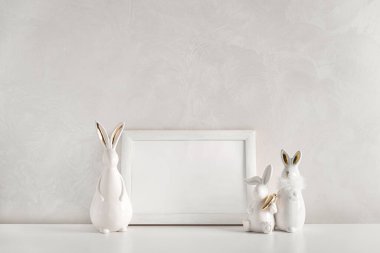Beyaz arka planda Paskalya tavşanları figürleri olan boş ahşap bir sınır. Paskalya kutlaması. Uzayı kopyala Ön görünüm