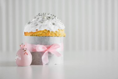 Geleneksel Paskalya pastası ya da beyaz masada tavuk heykelciği olan tatlı ekmek. Ön görünüm