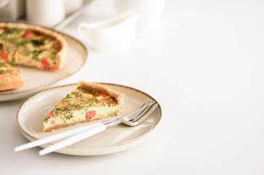 Beyaz masada somon, peynir ve brokoli ile Fransız kiş Lauren. Yumuşak odak