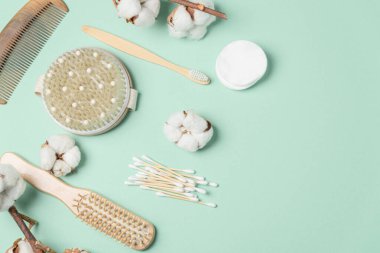 Çevre dostu kişisel bakım ürünleri konsepti. Sıfır atık banyo, yumuşak yeşil arka planda spa aksesuarları. Üst görünüm