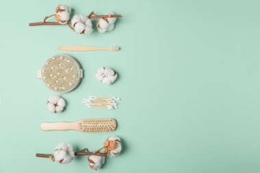 Çevre dostu kişisel bakım ürünleri konsepti. Sıfır atık banyo, yumuşak yeşil arka planda spa aksesuarları. Üst görünüm