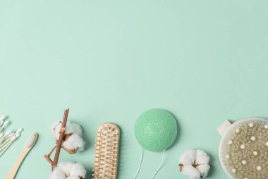 Çevre dostu kişisel bakım ürünleri konsepti. Sıfır atık banyo, yumuşak yeşil arka planda spa aksesuarları. Üst görünüm