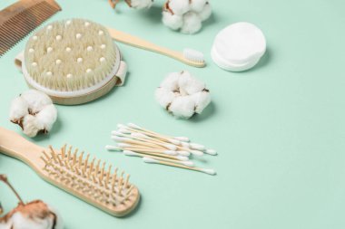 Çevre dostu kişisel bakım ürünleri konsepti. Sıfır atık banyo, yumuşak yeşil arka planda spa aksesuarları. Üst görünüm