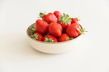 Beyaz masadaki kaselere taze çilek. Yaz yemekleri konsepti. Yumuşak odak