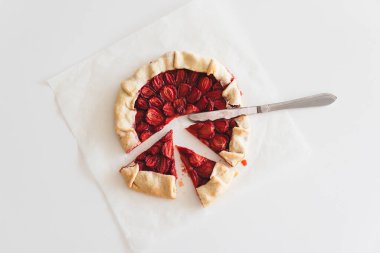 Beyaz masada ev yapımı çilekli turta parçaları. Üst görünüm