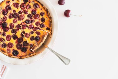 Beyaz arka planda ev yapımı vişneli kek turtası. Üst görünüm