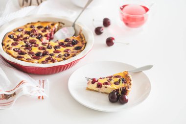 Beyaz arka planda lezzetli vişneli peynirli pasta tabağı.