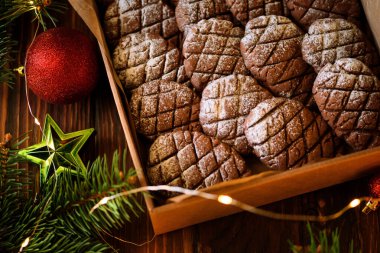 Noel süslemeli zencefilli kurabiye. Yeni yıl ve Noel kutlaması konsepti. Yumuşak odaklanma. Üst görünüm