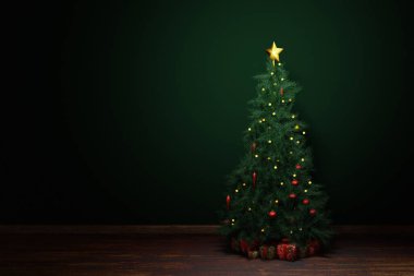 Koyu yeşil odada ışıkları olan Noel ağacı. 3 Boyutlu Hazırlama