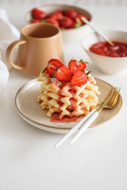 Beyaz masada çilekli Belçika waffle 'ları ve taze reçel. Yaz yemekleri konsepti. Yumuşak odak