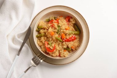 Beyaz ahşap masada kinoa sebze salatası. Vejetaryen ve diyet yemekleri