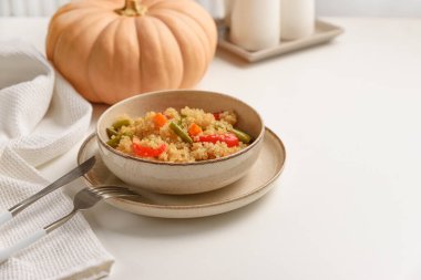 Beyaz ahşap masada kinoa sebze salatası. Vejetaryen ve diyet yemekleri