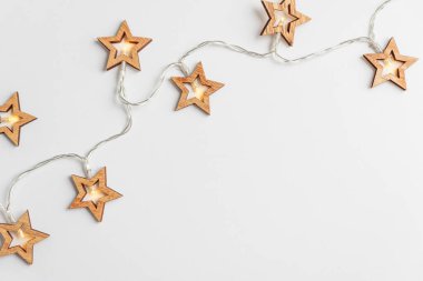 Noel tatili arka planında beyaz arka planda Noel ışıkları. Üst görünüm