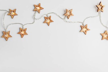 Noel tatili arka planında beyaz arka planda Noel ışıkları. Üst görünüm