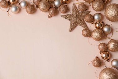 Altın yıldızlı ve parıltılı süslemeli bej rengi Noel arkaplanı. Noel ve Yeni Yıl Kutlama Konsepti. Üst görünüm