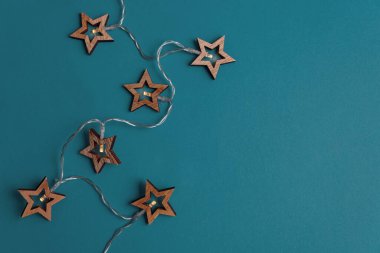 Mavi arka planda Noel ışıkları olan bir Noel tatili. Üst görünüm