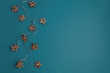 Mavi arka planda Noel ışıkları olan bir Noel tatili. Üst görünüm