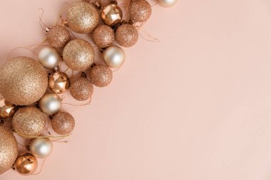 Altın yıldızlı ve parıltılı süslemeli bej rengi Noel arkaplanı. Noel ve Yeni Yıl Kutlama Konsepti. Üst görünüm