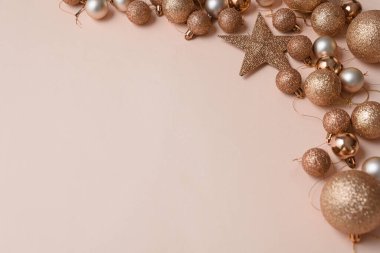 Altın yıldızlı ve parıltılı süslemeli bej rengi Noel arkaplanı. Noel ve Yeni Yıl Kutlama Konsepti. Üst görünüm