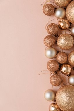 Altın yıldızlı ve parıltılı süslemeli bej rengi Noel arkaplanı. Noel ve Yeni Yıl Kutlama Konsepti. Üst görünüm