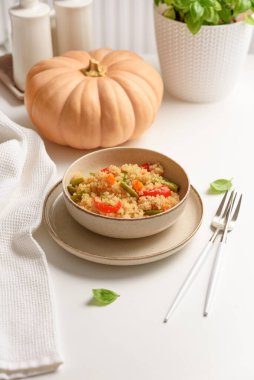 Beyaz ahşap masada kinoa sebze salatası. Vejetaryen ve diyet yemekleri
