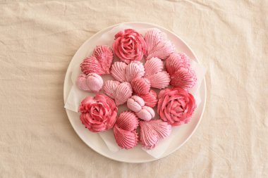 Gül ve kalp şekline göre lokum. Sevgililer Günü kutlaması