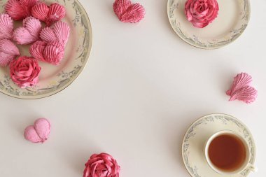Gül ve kalp şeklinde şekerlemeli romantik çay partisi. Sevgililer Günü kutlaması. Düz yatıyordu