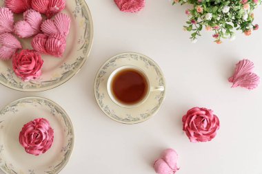 Gül ve kalp şeklinde şekerlemeli romantik çay partisi. Sevgililer Günü kutlaması. Düz yatıyordu