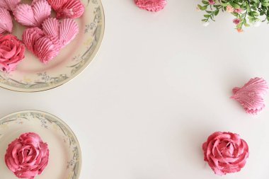 Gül ve kalp şeklinde şekerlemeyle romantik bir daire. Sevgililer Günü kutlaması