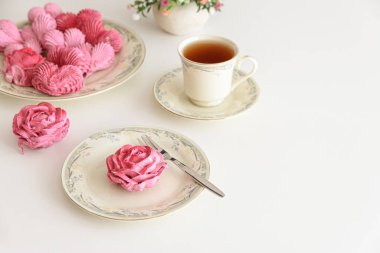 Gül ve kalp şeklinde şekerlemeli romantik çay partisi. Sevgililer Günü kutlaması