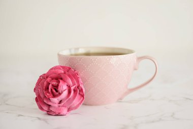 Gül şeklinde marşmelov ve bir fincan çay. Sevgililer Günü kutlaması