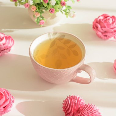 Gül ve kalp, bir fincan çayla marşmelov şeklinde. Sevgililer Günü kutlaması