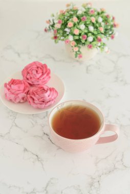 Gül şeklinde marşmelov ve bir fincan çay. Sevgililer Günü kutlaması