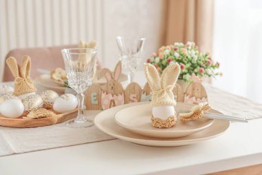 Yumurtadan yapılmış Paskalya tavşanı ve örgü kulaklı Paskalya sofrası. Paskalya kutlaması kavramı