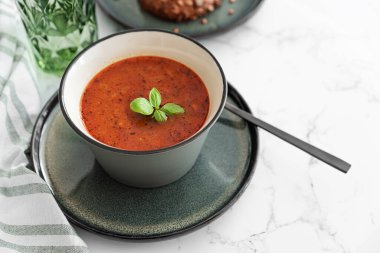 Beyaz mermer masada ev yapımı kırmızı fasulye çorbası. Ön görünüm