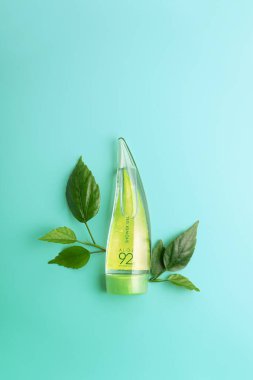 Lviv, Ukrayna - Şubat 2025: Mavi arka planda Holika Holika Aloe duş jeli. Ürün üst görünüm çekim