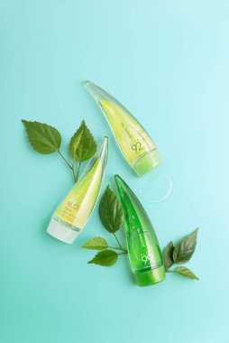 Lviv, Ukrayna - Şubat 2025: Mavi arka planda Aloe jeli olan bir dizi kozmetik ürünü Holika Holika. Ürün üst görünüm çekim