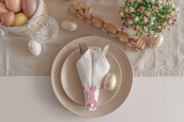 Paskalya için peçeteden yapılmış Paskalya tavşanı eşliğinde. Paskalya kutlaması. Üst görünüm