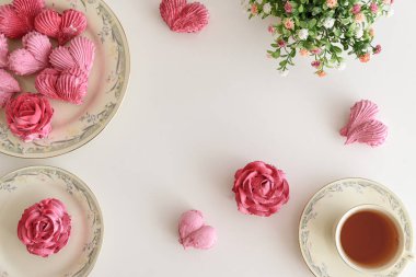 Gül ve kalp şeklinde şekerlemeli romantik çay partisi. Sevgililer Günü kutlaması. Düz yatıyordu