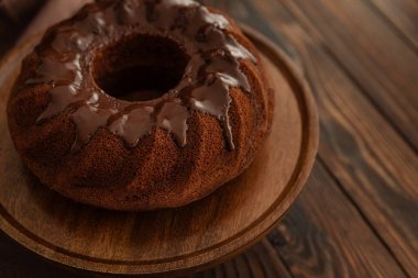 Koyu ahşap masada çikolata kremalı çikolatalı pasta. Alçakgönüllülük. Üst görünüm