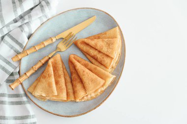 Beyaz ahşap masada altın krepler. Krep günü, Maslenitsa. Üst görünüm