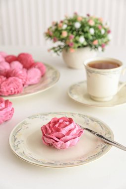 Gül ve kalp şeklinde şekerlemeli romantik çay partisi. Sevgililer Günü kutlaması